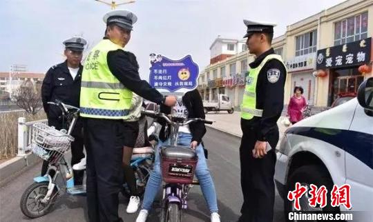 图为逆行电瓶车驾驶员接受交通安全教育。交警供图