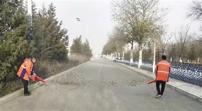 环卫工人使用道路清扫风机进行环卫作业