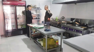 现场对商户进行食品安全宣传