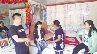 乌兰浩特市卫计局局长孙迎莲(右一)陪同副市长刘颖(左二)深入建档立卡贫困户家中了解健康扶贫政策落实情况。方玉泉 摄