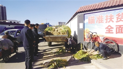 城管执法人员规劝路边摆摊菜农进入就近的农贸市场销售冬储菜
