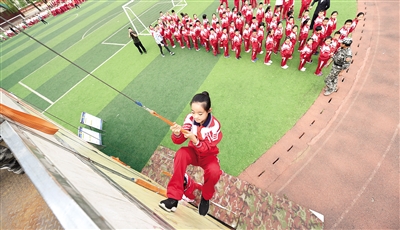 5月10日,同学们在楼宇逃生体验训练中进行滑绳逃生。本报记者 王磊 摄