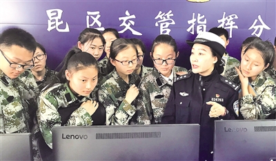 4月19日,包头市昆区交管大队民警向包钢实验军校的师生们讲解智慧交通系统。