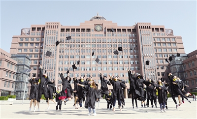 5月14日,穿着学士服的大学生们在校园里庆祝毕业。摄影/本报记者 牛天甲
