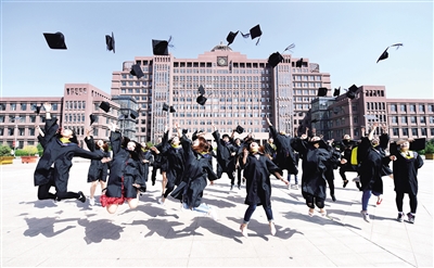 近日,内蒙古大学的学生在校园内拍摄青春毕业照。 王磊 摄