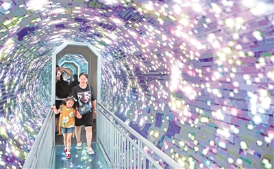 7月19日,小朋友正在感受“奇幻空间”的魅力。摄影/本报记者 牛天甲
