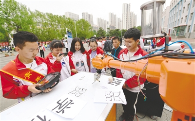 5月13日,同学们展示工业机器人操作技能。本报记者 王磊 摄