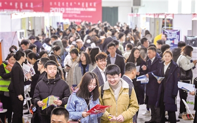 内蒙古招聘会_中学老师刘伯伦 重返母校当老师 2(3)