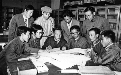 1984年8月28日,内蒙古师大蒙古语文学系研究生导师给研究生讲解蒙古语文。1978年该系翻开了内蒙古民族教育史上的培养蒙古语授课硕士研究生的新一页(资料图)