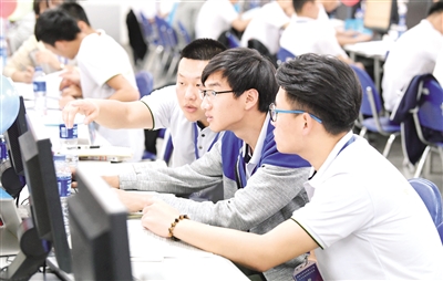 5月27日,参赛学生正在进行程序设计比赛。王磊 摄