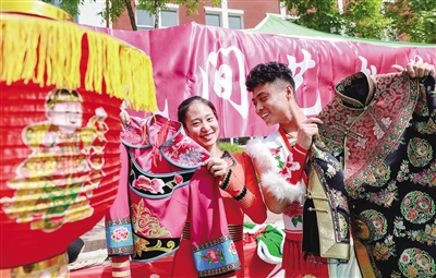 传统艺术类学校学生展示二人台服装及动作
