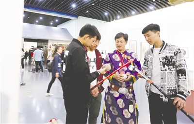 曲棍球运动员孟立志在讲解曲棍球文化。