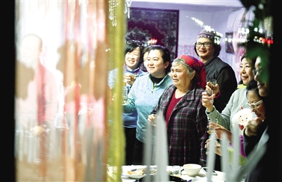 游客争相与冬妮娅合影