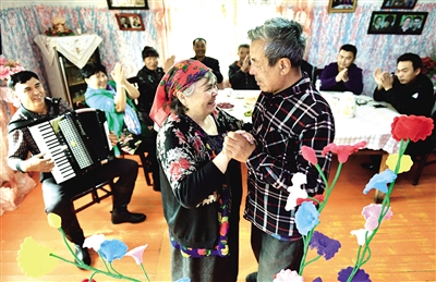 冬妮娅和老伴儿跳起了民族舞蹈