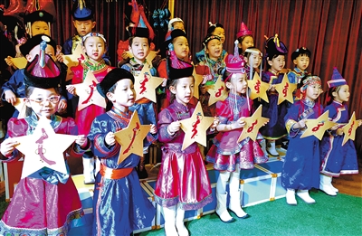 舞台上表演的“七个母音”