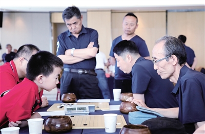5月16日,棋手们正在进行对弈。