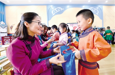 5月11日,小朋友将自己制作的礼物送给妈妈。