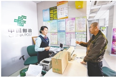 5月1日,在呼和浩特市赛罕区乌兰小区邮政支局,市民正在办理邮递业务。