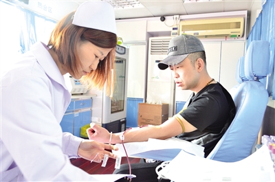 医生在为志愿者采血