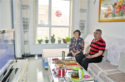 王金秀一家如今的幸福生活溢于言表。