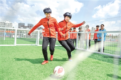 5月11日,参赛选手在进行足球趣味游戏。当日,中国足球协会五人制足球超联赛嘉年华活动在呼和浩特市举行。本报记者 王鹏 摄