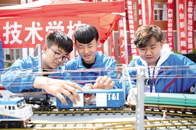 学习机车构造 摄影/本报记者 牛天甲