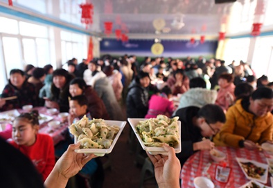 1月17日,上黄花塔拉嘎查集体过大年活动中大家一起吃饺子。本报记者刘磊摄