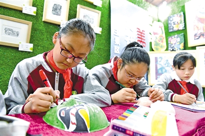 呼和浩特市玉泉区石头巷小学的同学绘制京剧脸谱。