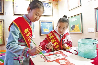 呼和浩特市赛罕区先锋路小学的同学在制作漆画。