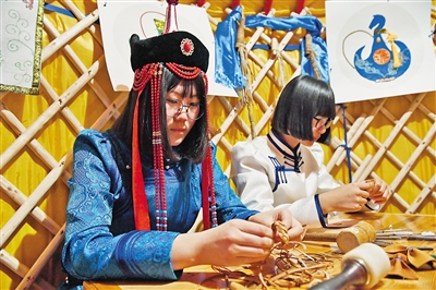 呼和浩特市第二十八中学的同学制作手工艺品。
