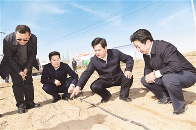 4月14日,自治区党委书记、人大常委会主任李纪恒来到乌拉特前旗,走进额尔登布拉格苏木千亩农业科技示范园区,了解春耕生产情况。