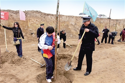 国家、自治区和呼和浩特市三级劳动模范参加劳模林建设。