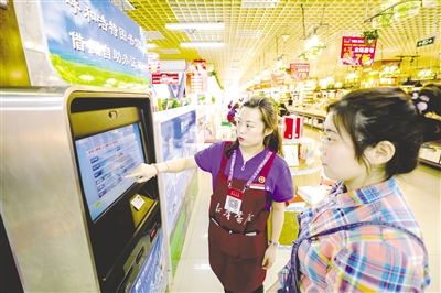 5月13日,在内蒙古新华书店图书大厦,市民正在办理“鸿雁”读书卡。本报记者 于涛 摄