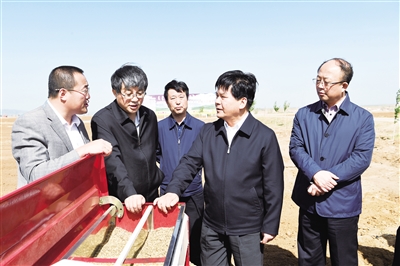 5月15日,自治区党委书记、人大常委会主任李纪恒深入乌兰察布市四子王旗大黑河乡罗罗图村中药材种植基地调研产业扶贫情况。本报记者 袁永红 摄