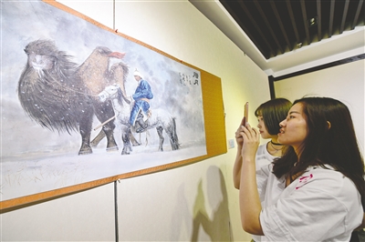 5月15日,观众正在参观展现壮美草原风情的水墨人物画。王磊 摄