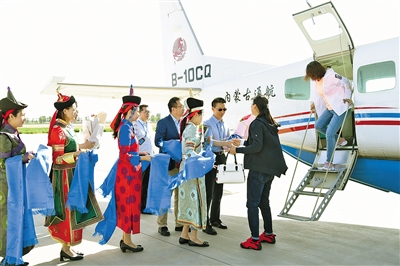 巴彦淖尔机场欢迎首航旅客。