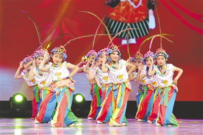 5月27日,小朋友们表演少儿京剧舞蹈《俏花旦》。王正 摄