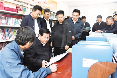 5月29日,自治区党委书记、人大常委会主任李纪恒深入赤峰市敖汉旗萨力巴乡老牛槽沟村,仔细查阅扶贫档案,了解脱贫攻坚情况。 本报记者 袁永红 摄