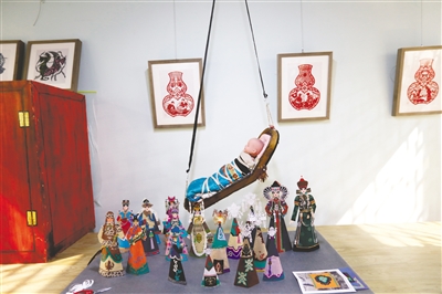 达斡尔族剪纸哈尼卡作品展示。