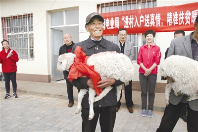 贫困户得到扶贫羊。赵晖 摄