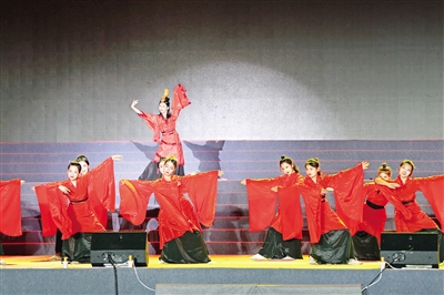 演员正在表演舞蹈《出塞》。摄影/本报记者 牛天甲
