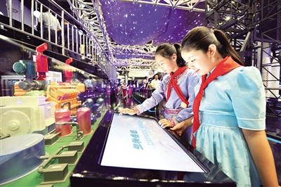 9月1日,呼和浩特市民族实验学校学生在内蒙古科技馆探索科技的奥妙。