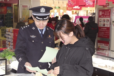 民警深入走访宣传防骗知识。李伟 摄