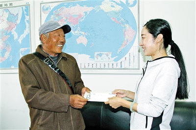 王勇專程把感謝信送到付蕾手中。