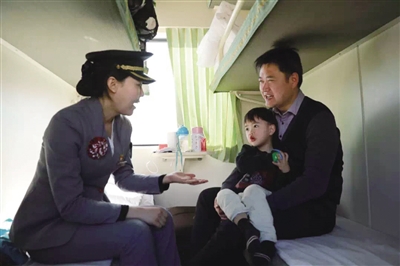 “列车妈妈”在和孩子做游戏