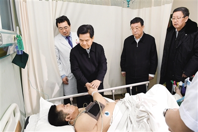 2月23日晚,自治区党委书记、人大常委会主任李纪恒来到锡林郭勒盟蒙医医院,看望在“2·23”西乌旗银漫矿业公司汽车拉运矿工入矿途中发生事故的受伤矿工。