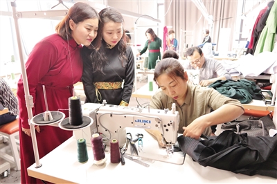 赛罕区蒙族幼儿园全体教职工走进内蒙古元素众创空间,了解蒙古袍背后的民族文化故事,以便更生动地给小朋友讲解。