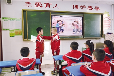 ▲南门外小学学生通过表演进行校园防欺凌安全教育。