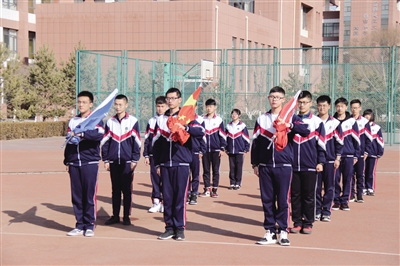 北京四中呼和浩特分校举行开学典礼,图为国旗班同学庄严肃立等待升国旗。