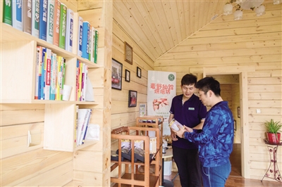 兼有便利店、烘焙房、书屋等功能区域于一体的青城驿站综合服务体。
